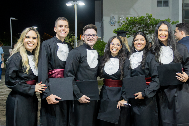 Imagem: formandos posam para foto