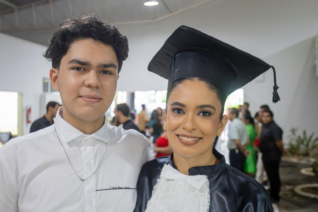 Imagem: formanda posa para foto