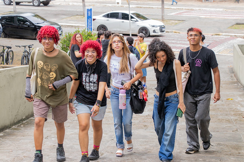 Imagem: Foto mostra estudantes (rapazes e moças) subindo a rampa da Biblioteca Central do Campus do Pici