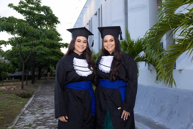 As gêmeas Joice e Júlia sempre estudaram juntas e colaram grau no mesmo dia após concluir o curso de Engenharia de Minas (Foto: Viktor Braga/UFC)