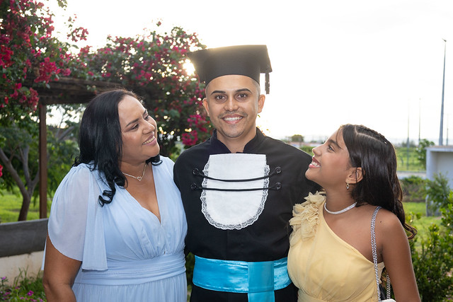 Filho de agricultores, Rubens foi o primeiro da família a obter o diploma de ensino superior e diz que pretende retribuir o conhecimento à família e à sociedade (Foto: Viktor Braga/UFC)