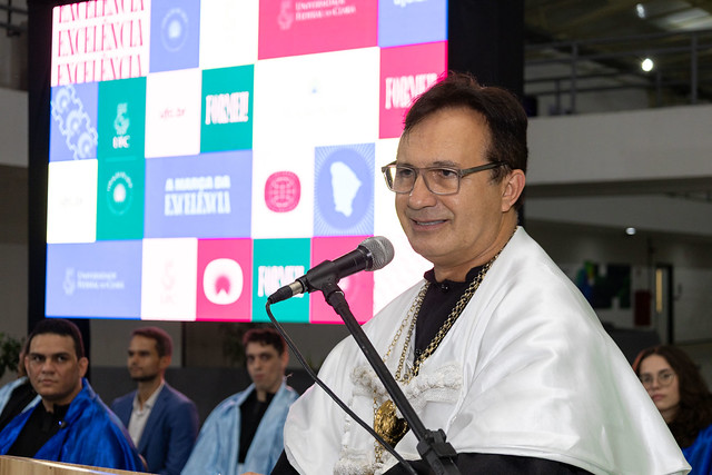 O reitor Custódio Almeida usou conceitos da Grécia Antiga para falar de duas diferentes concepções de tempo (Foto: Viktor Braga/UFC)