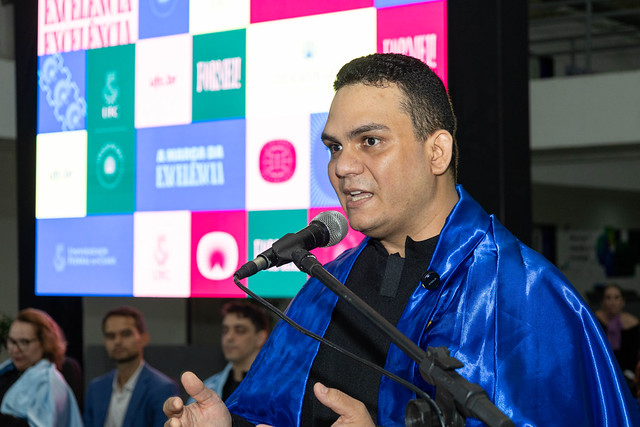 O orador docente da cerimônia, professor Luís Felipe Cândido, falou sobre a importância da excelência e da constância para uma vida feliz (Foto: Viktor Braga/UFC)