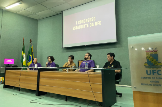 Imagem: Foto da mesa de abertura e o estudante Florindo da Rocha utilizando o microfone