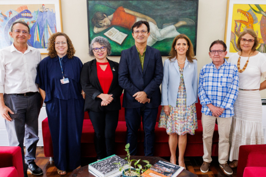 Pessoas reunidas posando para a foto no gabinete da Reitoria