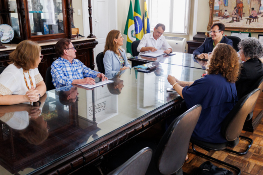 Pessoas em reunião no Gabinete da Reitoria