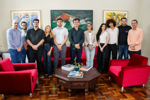 Imagem: Foto posada do reitor Custódio Almeida com os pesquisadores do Departamento de Engenharia Metalúgrica 