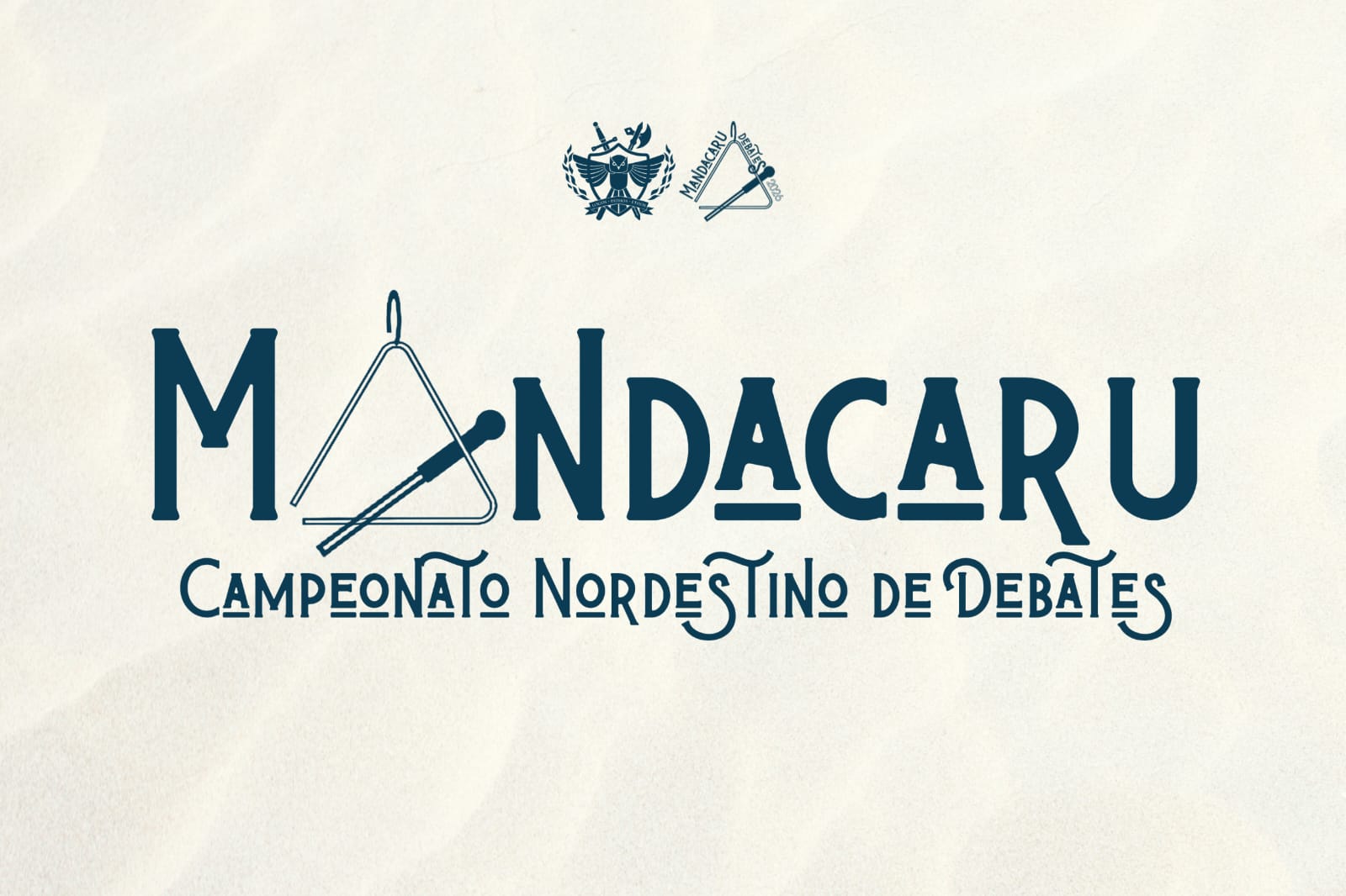 Sociedade de Debates da UFC é o projeto responsável pelo Mandacaru em Fortaleza (Imagem: divulgação) Imagem de fundo bege e letras em verde escuro com o nome Mandacaru Campeonato Nordestino de Debates escrito de maneira estilizada, com um A em formato de triângulo musical