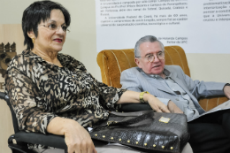 Imagem: Foto de Maria da Penha com Reitor Henry Campos