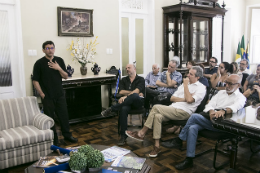 Imagem: O pesquisador e produtor cultural Alemberg Quindins, falando à plateia, é um dos criadores da Fundação Casa Grande - Memorial do Homem Kariri, de Nova Olinda (Foto: Ribamar Neto)