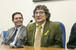 Imagem: O Prof. Fábio Gomes de Matos, coordenador do PRAVIDA, ao lado de um homem na mesa do evento (Foto: Viktor Braga/UFC)