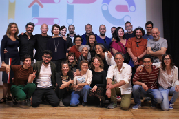 Imagem: Foto de alunos e professores em Portugal