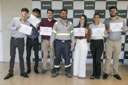 Foto de alunos segurando o certificado de participação no projeto