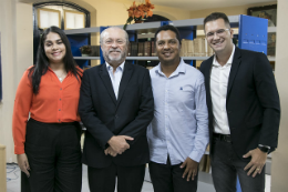 Imagem: A Profª Caroliny Oliveira, o reitor Cândido Albuquerque, e os professores Diones Silva e Luciano Couto (Foto: Viktor Braga/UFC)