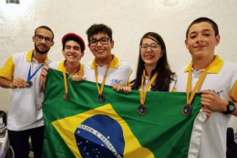 Imagem: Os premiados são Gabriel Oliveira Mota (MG), Bismarck Moreira, Caio Nascimento Balreira, Sarah Leitão Melo (os três do Ceará), e Fabrizio Melges (SP) - (Foto: Eugênio Reis) 