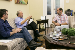 Imagem: foto de três homens sentados conversando 