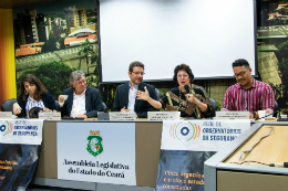 Deputado Renato Roseno e pesquisadores compoem a mesa