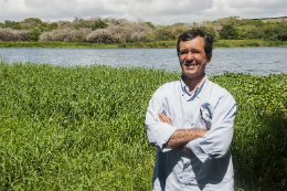 Imagem: O Prof. José Carlos de Araújo é docente do Departamento de Engenharia Agrícola (Foto: Ribamar Neto/UFC)