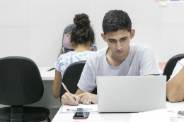 Imagem: Estudante na biblioteca