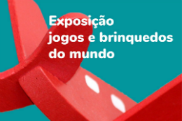 Imagem: cartaz do evento com desenho de um avião vermelho no fundo verde. Na cor branca, o nome da exposição: Jogos e brinquedos do mundo