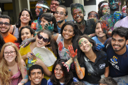 Imagem: Grupo de estudantes com rosto pintados na matrícula da UFC