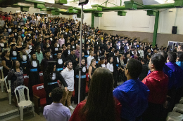 Imagem: Vista frontal do auditório lotado durante a cerimônia de colação de grau (Foto: Ribamar Neto/UFC)