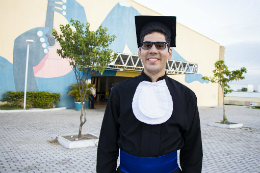 Imagem: Concludente Thales Brito Fernandes, do Curso de Psicologia (Foto: Ribamar Neto/UFC)