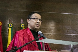 Imagem: O Prof. Mário Moreira, orador doscente da cerimônial (Foto: Ribamar Neto/UFC)