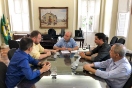 Imagem: Da reunião, participaram (da esquerda para direita) o prefeito Rafael Pedrosa, o presidente da Câmara Municipal Adalberto, o reitor da UFC Cândido Albuquerque, o deputado federal Júnior Mano, e o secretário de Educação Francisco Antonio Rosa (Foto: Viktor Braga/UFC)