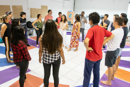 Imagem: foto de jovens em círculo