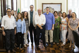 Imagem: foto de todos os presentes à posse reunidos