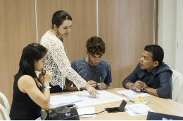 Estudantes e professor em sala de aula