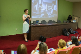 Imagem: Foto da Profª Sônia Boá falando em cima do palco