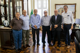 Gestores reunidos no Gabinete do Reitor