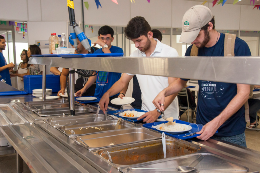 Estudantes no Restaurante Universitário da UFC