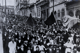 Imagem: O especial faz um passeio histórico relembrando desde o surgimento da efeméride, em 1886, nos Estados Unidos, com destaque para as principais bandeiras de luta dos trabalhadores ao longo dos anos (Foto: divulgação)