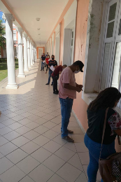 Alunos em fila na Reitoria para realizar teste