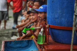 Imagem: Nomeado Mó Limpeza, o dispositivo se constitui a partir de dois recipientes plásticos montados em uma estrutura de metalon (Foto: Luiza Jovino e Priscilla Ramos) 