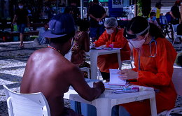 Imagem: A ação beneficiou 60 pessoas em situação de rua que não têm acesso a serviço de saúde (Fotos: Marília Quinderé e Ludmila Wanbergna)