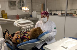 Imagem: Entre as recomendações do Guia está a necessidade das visitas periódicas ao dentista, mesmo após a implantação da prótese (Foto: Acervo do projeto)