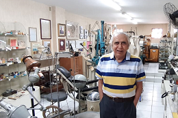 Imagem: O Prof. Luiz Gomes Nogueira no museu da Academia Cearense de Odontologia (Foto: Acervo da família)