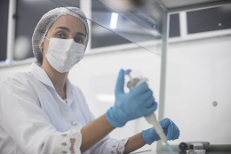 Imagem: A pesquisa liderada pelo Prof. Ronald Pinheiro vai analisar plasmas de pacientes idosos com covid-19 para verificar quais são propensos à trombose (Foto: Jr. Panela/UFC)