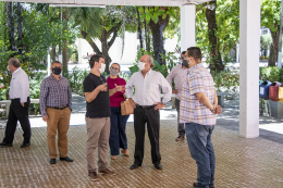 Imagem: A visita começou pela área de estacionamento e convivência (Foto: Ribamar Neto/UFC)