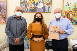 Imagem: O vice-reitor da UFC, Prof. Glauco Lôbo; a reitora da reitora da UFERSA, Profª Ludimilla de Oliveira; e o reitor da UFC, Prof. Cândido Albuquerque (Foto: Viktor Braga/UFC)