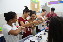 Imagem: foto de pesquisadores em laboratório