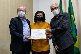 Imagem: Servidora recebe certificado