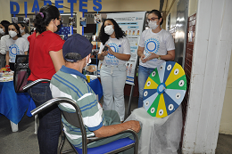 Imagem: Na ação "Educar, Apoiar e Transformar: Conhecendo sobre o Diabetes", na segunda-feira (9), houve aferição de glicemia e atividades educativas