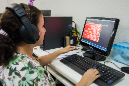 estudante com deficiência visual acessa computador com ferramenta de acessibilidade