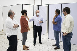 Imagem: O reitor da UFC, Prof. Cândido Albuquerque (ao centro), esteve na semana passada, acompanhado de gestores, em visita ao Curso de Jornalismo (Foto: Ribamar Neto/UFC)