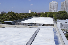 Imagem:  Em outro momento da visita, foram feitas inspeção e entrega da obra de recuperação da coberta do prédio, que registrava infiltrações durante a quadra chuvosa (Foto: Ribamar Neto/UFC)